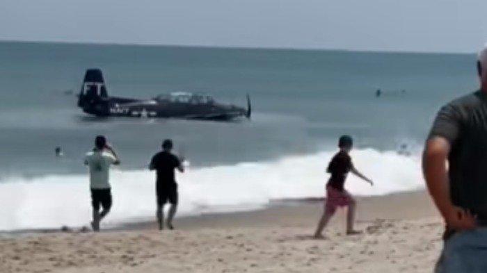 Viral Pesawat Mendadak Mendarat di Pantai AS Bikin Turis Terkejut