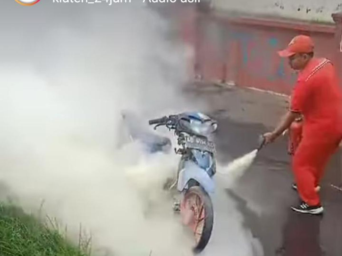 Viral Petugas SPBU Sigap Padamkan Motor Emak Emak Terbakar di Klaten