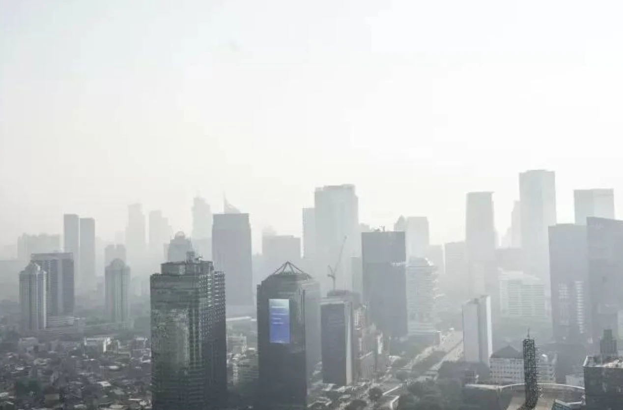 Viral Pilot Posting Polusi Jakarta Siang Malam dari Langit