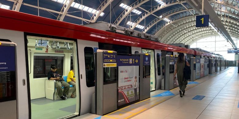 Viral Pintu LRT Terlalu Pendek dan Menyusahkan Orang Tinggi, Begini Penjelasan KAI