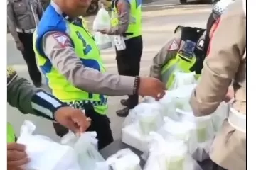 Viral Polisi Bagi Bagi Takjil, Tapi Tak Ada Pengendara Lewat