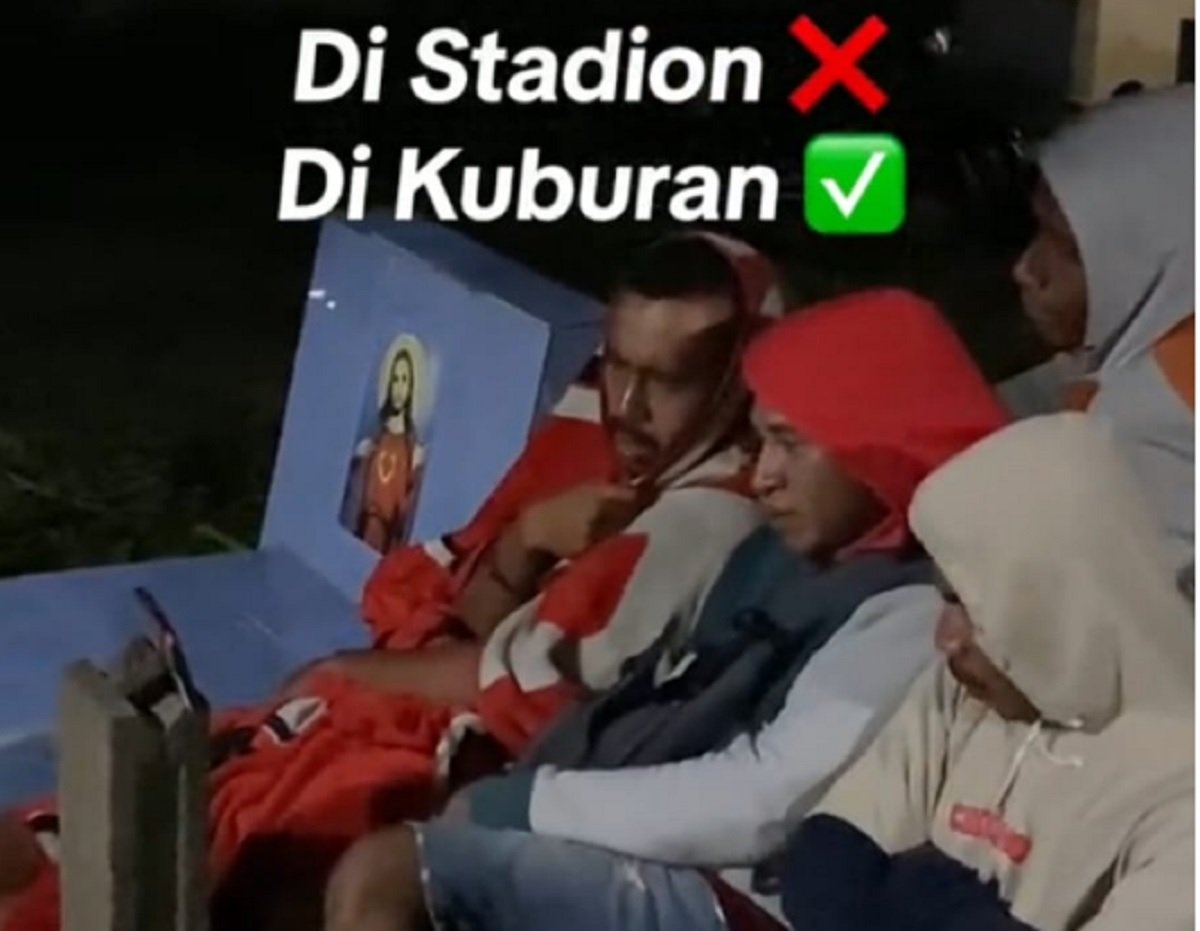 Viral Potret Penonton Rela Nobar di Kuburan Demi Dukung Timnas U 23