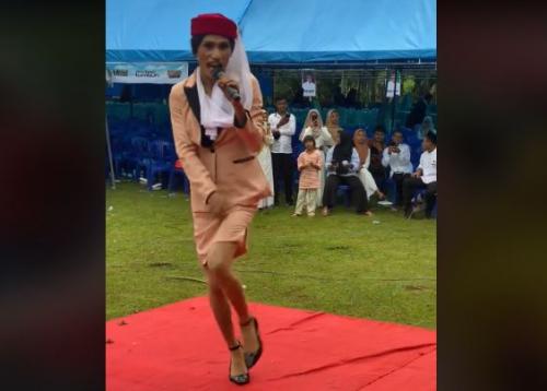 Viral Pramugari Emirates Ini Mendadak Jadi Biduan di Hajatan, Aksinya Bikin Ngakak