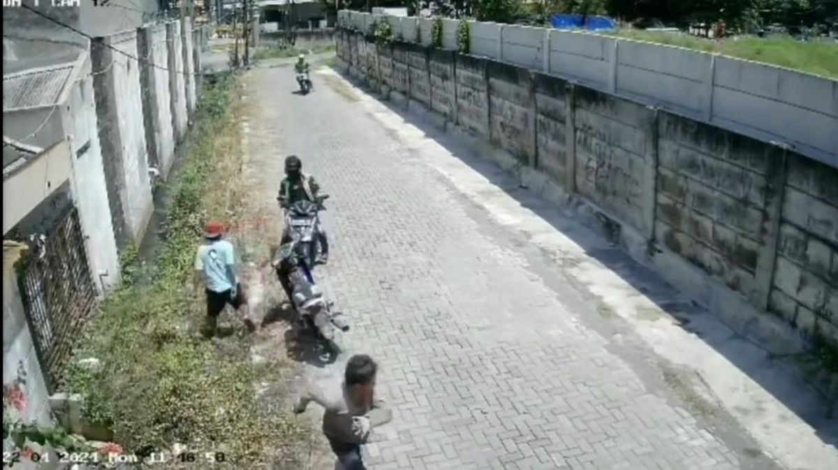 Viral Pria Berjaket Ojol Kejar Pemakai Narkoba di Semarang