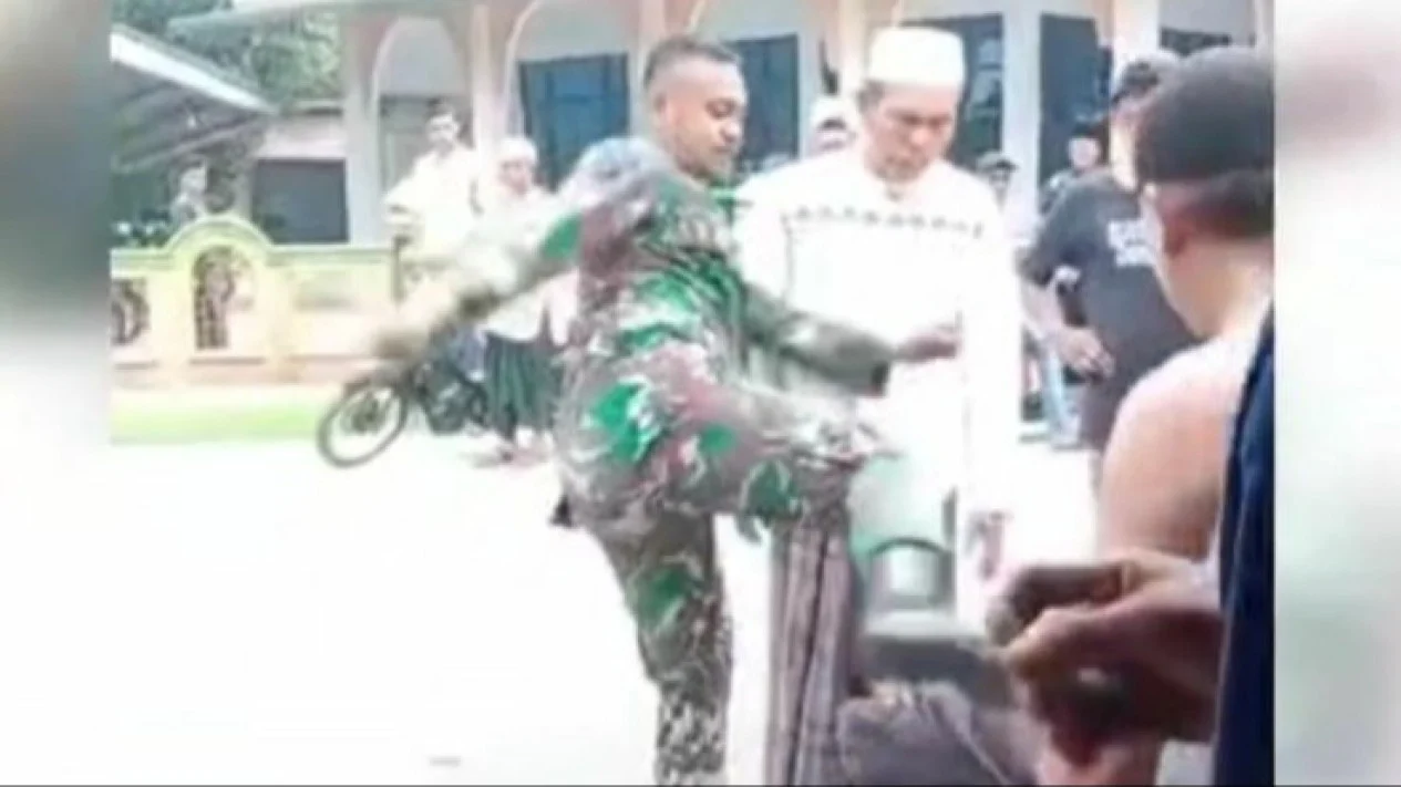 Viral Pria Berseragam TNI Ngamuk dan Tendang Kepala Warga