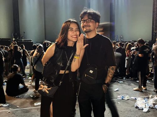 Viral Pria Ini Lamar Pacarnya di Konser Avenged Sevenfold Jakarta 