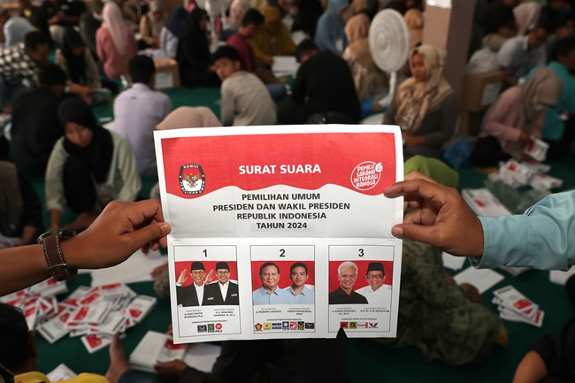 Viral Pria Ini Nyoblos Pemilu di Mekkah Tapi Surat Suara Sudah Bolong