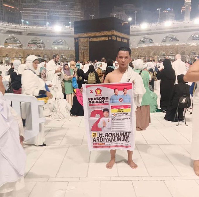 Viral Pria Kampanye Di Kabah Mekkah Bawa Baliho Caleg Partai Ini