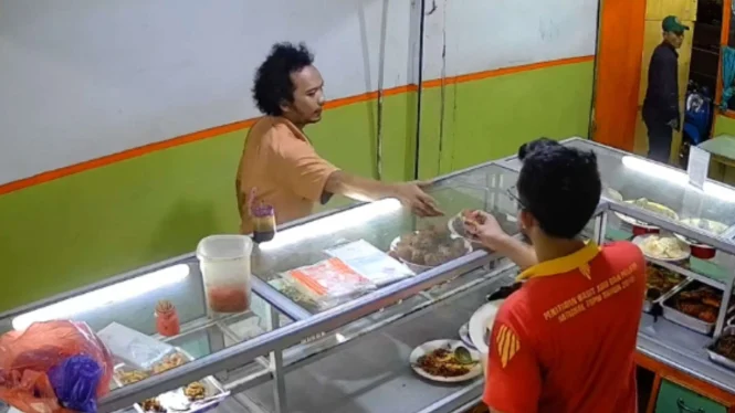 Viral Pria Kribo Makan Seenaknya dan Bayar Semaunya di Warteg Jakarta Pusat