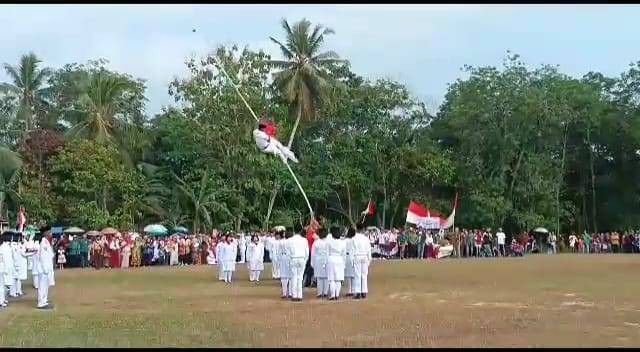 Viral Pria di Lampung Panjat Tiang Bendera Karena Tali Putus Saat Upacara HUT RI