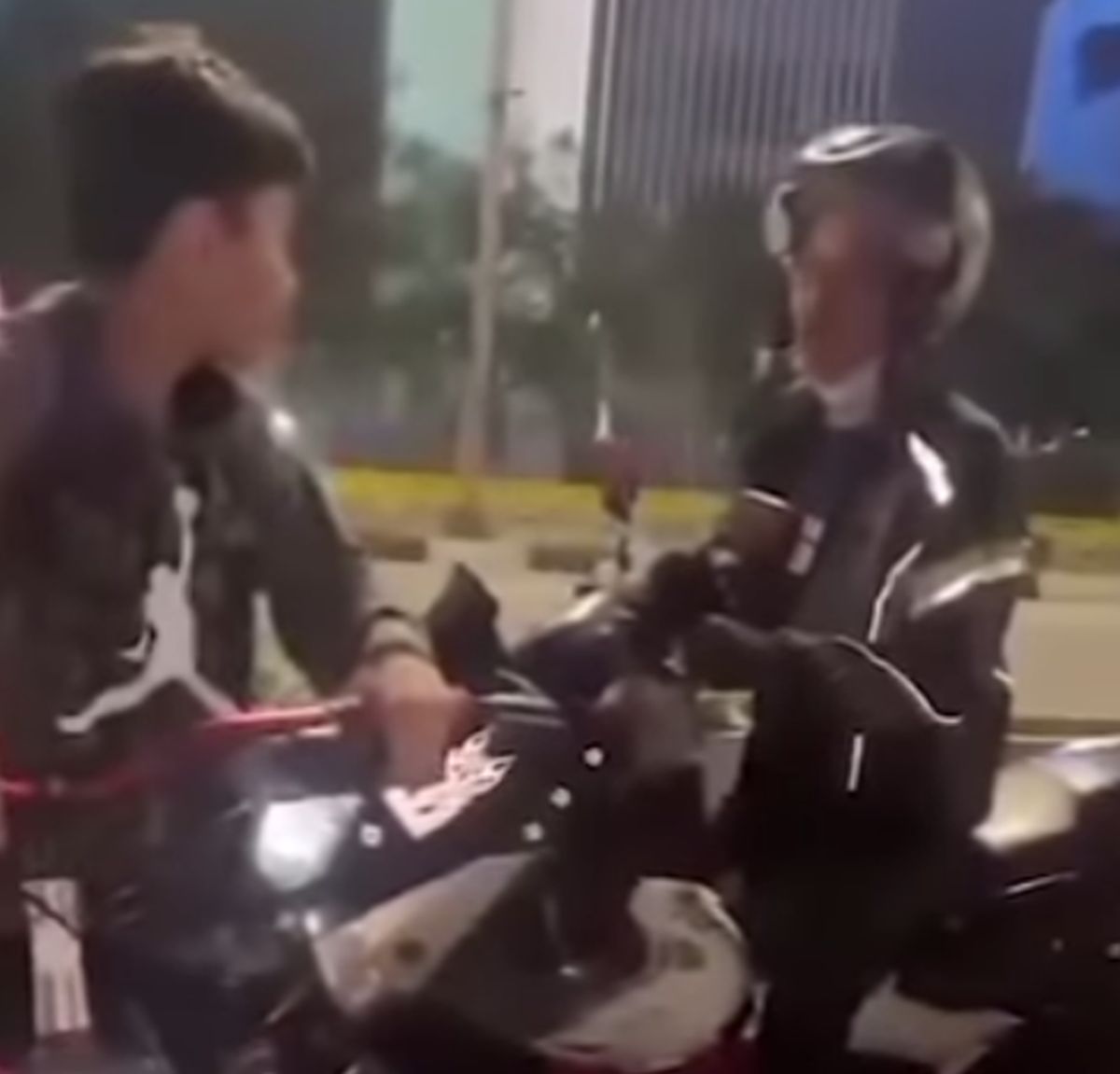 Viral Remaja Hadang Pengendara Motor yang Lewat di Jalur Sepeda Jakarta