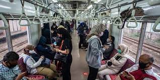 Viral Sejoli Remaja Berpelukan di Dalam KRL Ini Imbauan KCI