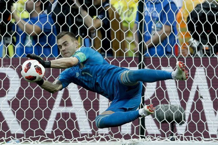 Viral Sekelebat Benda Putih Misterius Saat Bola Ditangkap Kiper