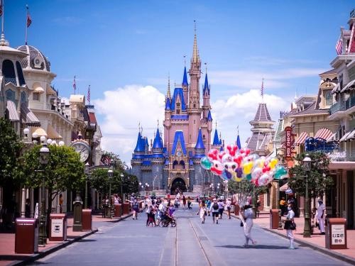 Viral Sekelompok Pria Dan Wanita Berkelahi Di Disneyland, Saling Pukul Di Depan Anak Anak  