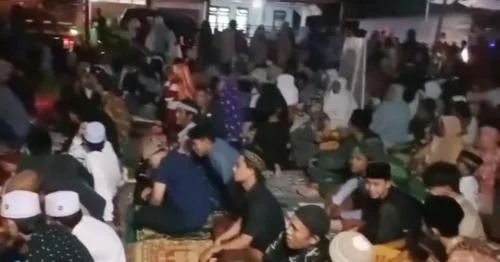 Viral Sholat Tarawih di Malang Dapat Uang Rp50 Ribu, Jamaah Meluber Bikin Jalanan Macet Parah