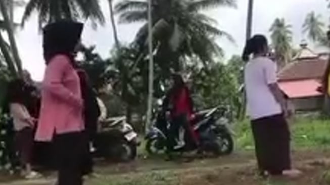 Viral Siswi SMP di Pesisir Selatan Dikeroyok Teman