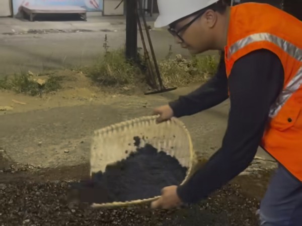 Viral TikTokers Perbaiki Sendiri Jalan Rusak di Tangerang