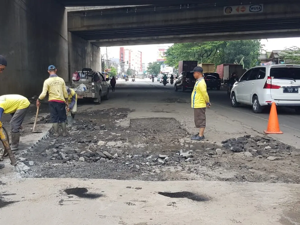 Viral TikTokers Perbaiki Sendiri Jalan Rusak di Tangerang