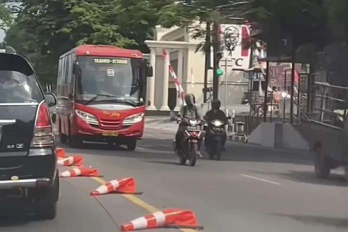 Viral Traffic Cone di Semarang Meleyot Diduga Gegara Panas, Begini Tanggapan BMKG