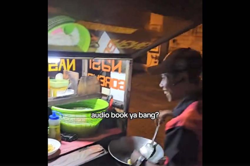 Viral Tukang Nasi Goreng Jualan Sambil Dengar Audiobook