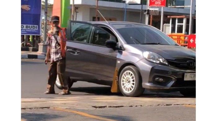 Viral Tukang Parkir di Semarang Kerja Naik Mobil, Warganet: Pantas Menjamur