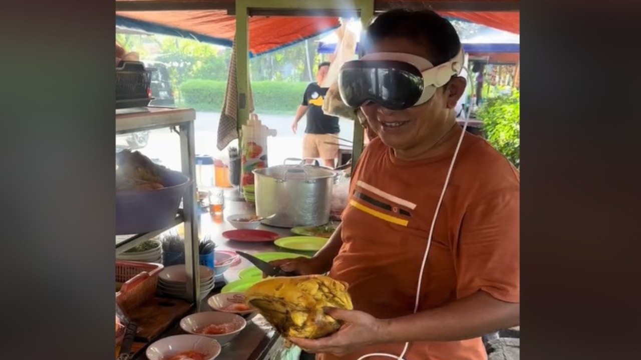 Viral Tukang Soto Jualan Memakai Apple Vision Pro, Netizen: Penjual Modern