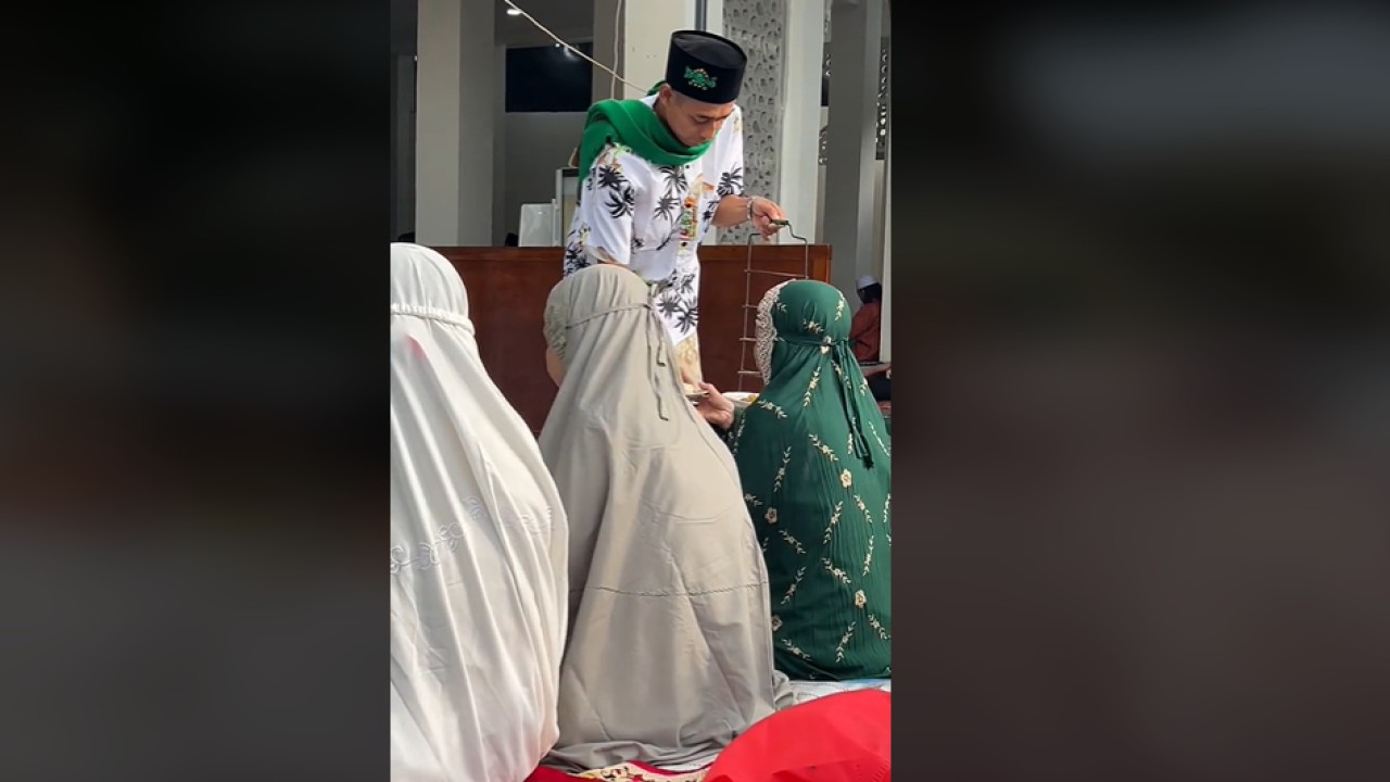 Viral Usai Salat Ied Jamaah Kaget Dapat Nasi Rawon di Lamongan