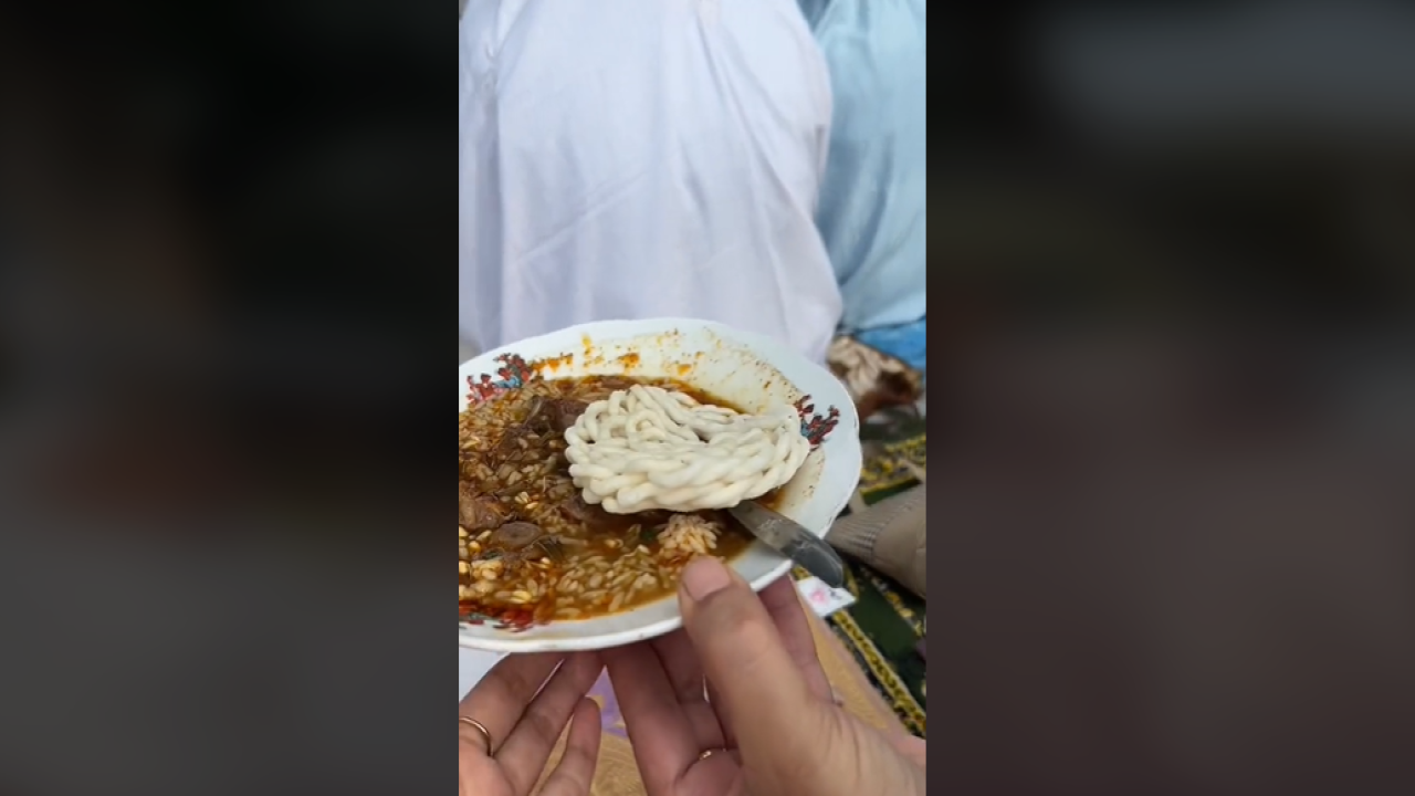 Viral Usai Salat Ied Jamaah Kaget Dapat Nasi Rawon di Lamongan