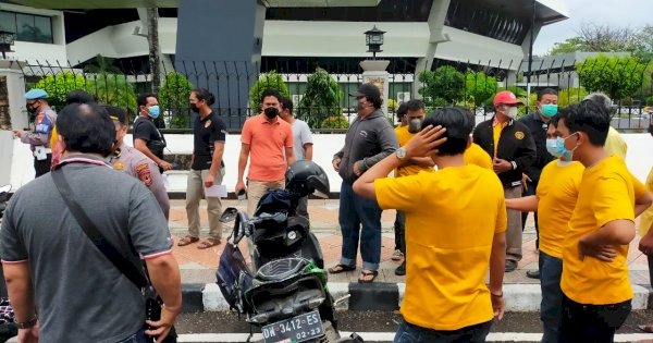 Viral Video 2 Pria Adu Jotos di Depan Kantor Golkar Tana Toraja