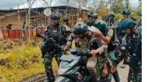 Viral Video Anggota TNI Diduga Kena Tembak Brimob Bonceng ke Rumah Sakit Pakai Motor