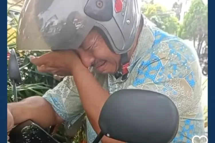 Viral Video Ayah Menangis di Pinggir Jalan Usai Dibentak Anaknya yang Wisuda, Ini Kronologinya