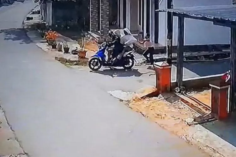 Viral Video Bocah SD di Lampung Tarik Penjambret Ponsel sampai Jatuh dari Motor