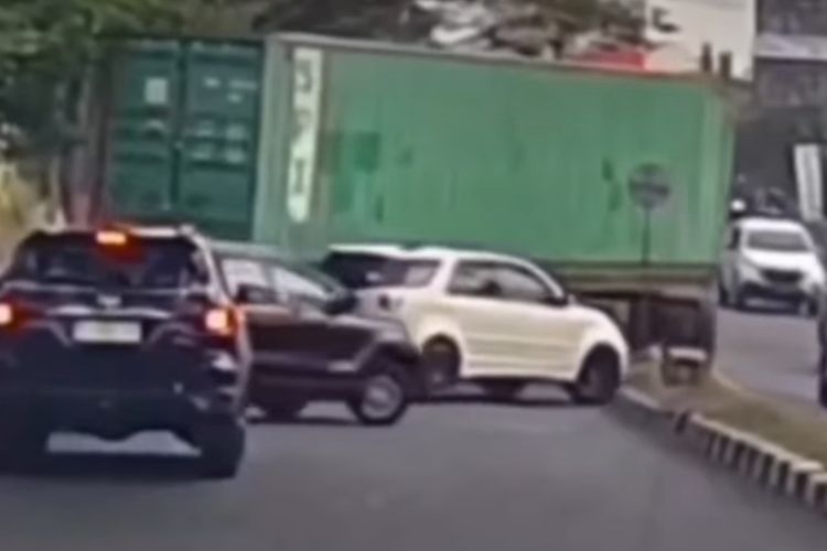 Viral Video Detik detik Mobil Terios Hindari Truk Trailer Tak Kuat Menanjak di Silayur Semarang 