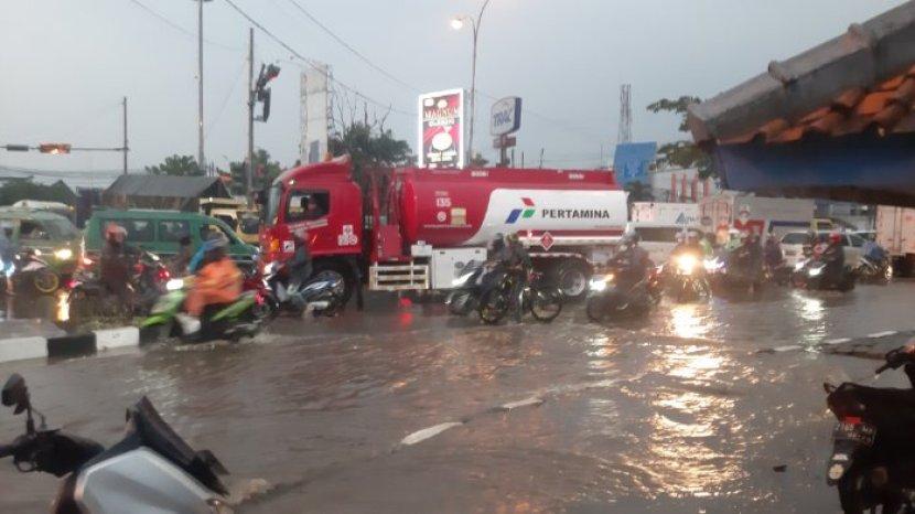 Viral Video Fortuner Nekat Terabas Banjir di Dayeuhkolot Bandung, Berujung Disoraki Warga