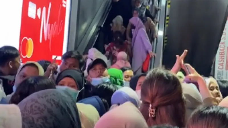 Viral Video Kepadatan Penumpang di Peron Stasiun Sudirman Ini Kata KCI