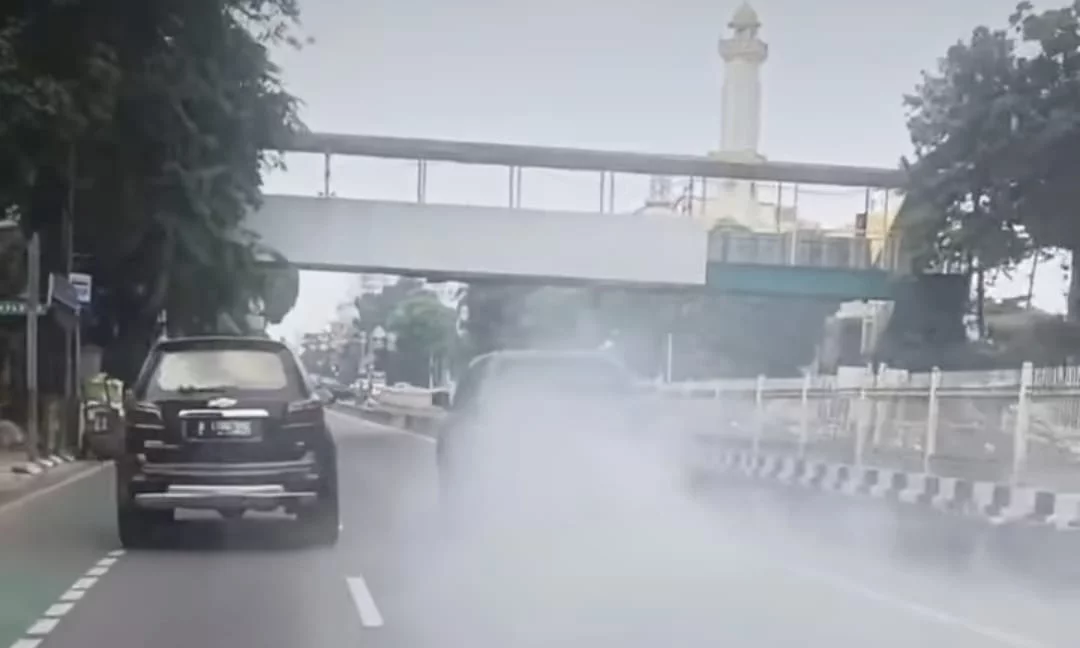 Viral Video Mobil Pelat Merah Ngebul Polisi: Punya Pemprov DKI 