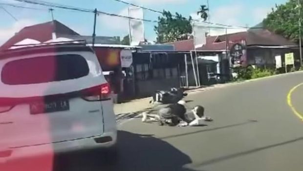 Viral Video Mobil Tabrak Lari Pemotor di Bengkulu 