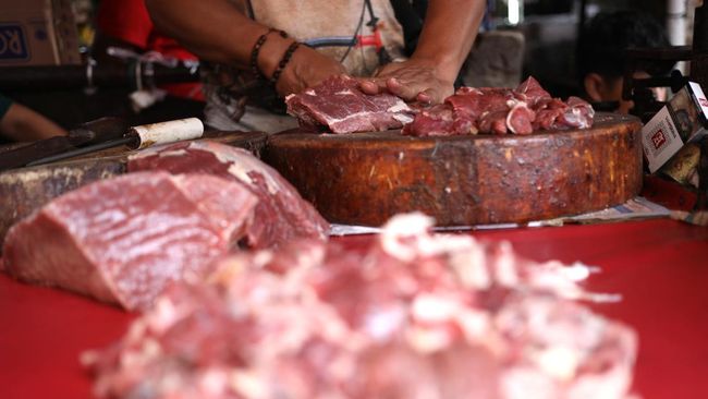 Viral Video Pedagang di China Potong Daging Mentah Pakai Mulut