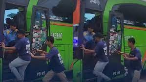 Viral Video Pengamen Maksa Masuk ke dalam Bus Pariwisata, Ditahan Kru Bus Pake Kaki