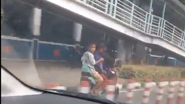 Viral Video Polisi Setop Bocil Bonceng Empat Naik Sepeda Listrik di Jalan Raya