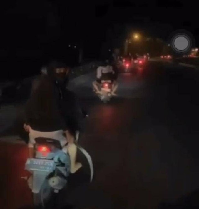 Viral Video Sekelompok Pemuda Konvoi Bawa Senjata Tajam di Lampung