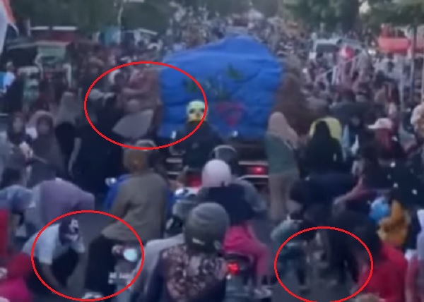 Viral Video Warga di Ponorogo Ramai Ramai Ambil Bawang dari Truk yang Melintas