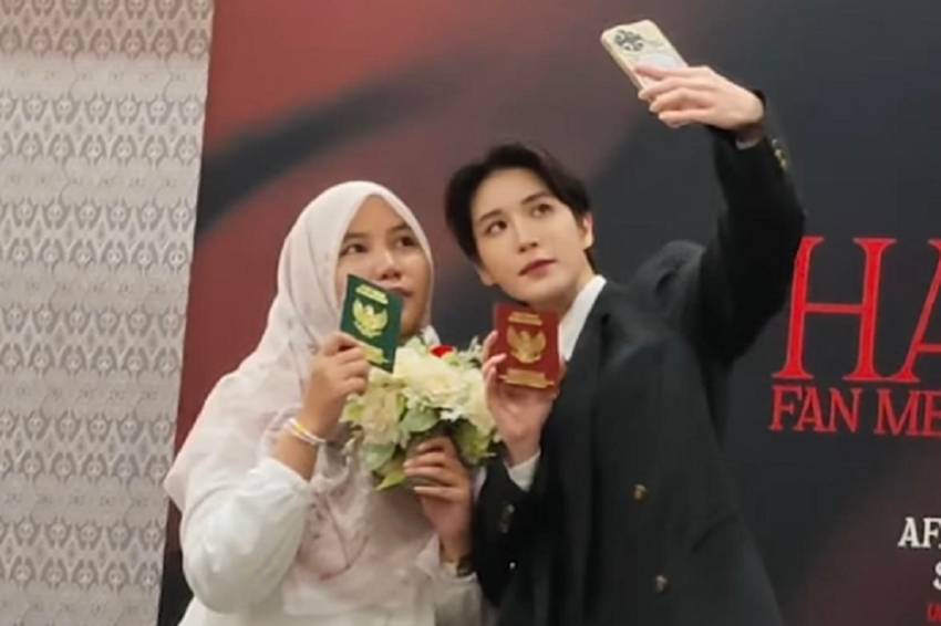 Viral Wanita Ini Ajak Hakken Ryou Foto Sambil Pegang Buku Nikah, Mirip Pengantin Baru 