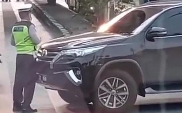 Viral Wanita Nongkrong di Pinggir Jalan Jakbar Ditabrak Fortuner hingga Mental