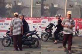Viral Wanita Pengendara Motor Ditahan Tukang Parkir di Minimarket Hingga Hampir Terjatuh