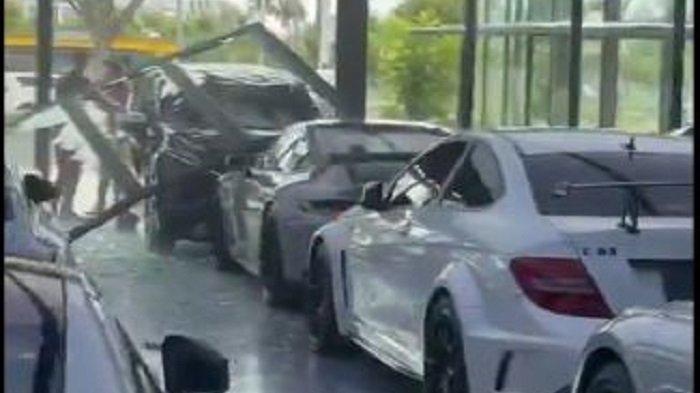 Viral XPander Tabrak Showroom Mobil Mewah, Porsche Seharga 8,9 M Penyok