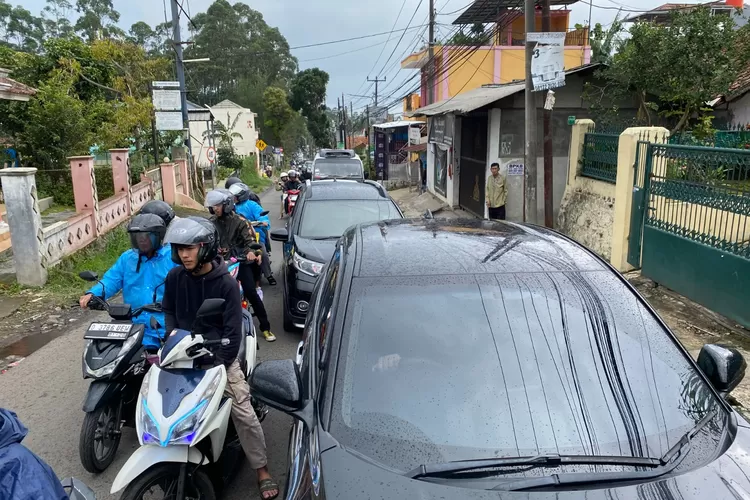 Viral keributan di Jalan Karapitan Kota Bandung, penumpang dipaksa keluar dari mobil