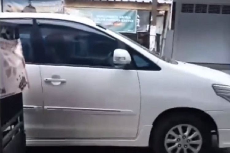 Wanita Ini Kesal Ada Mobil Parkir Sembarangan di Depan Pintu Garasi Rumahnya , Langsung Dikasih Paham Ditempeli Kertas Peringatan