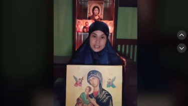 Wanita Ini Kristen Orthodox Tapi Pakai Hijab, Dzikir dengan Bahasa Arab di Depan Lilin dan Foto Yesus