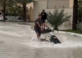 Warga Dubai Manfaatkan Air Banjir untuk Main Jetski dan Perahu Kano